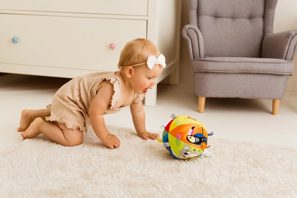 DUMEL uciekająca piłka miękka materiałowa do raczkowania melodie 30047