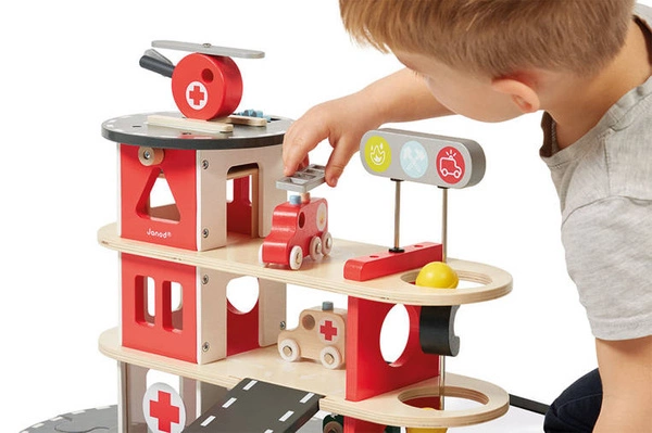 Janod - Drewniana remiza strażacka z 5 akcesoriami Bolid 2+