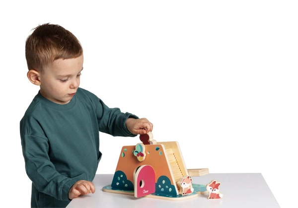 CHICCO DREWNIANA KRYJÓWKA LISÓW kolorowa zabawka z figurkami do układania