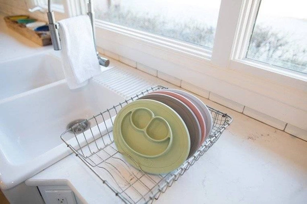 EZPZ - Silikonowy talerzyk z podkładką mały 2w1 Mini Mat, pastelowy niebieski