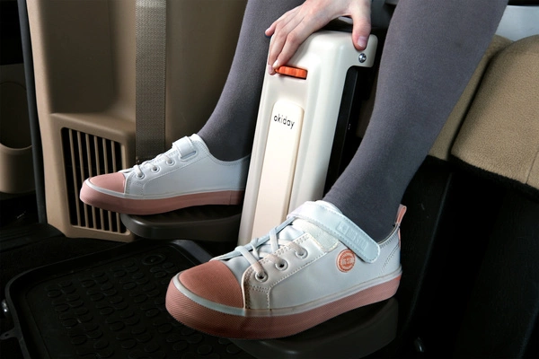 Okiday podnóżek do fotelika samochodowego z regulacją wysokości stopki czarny