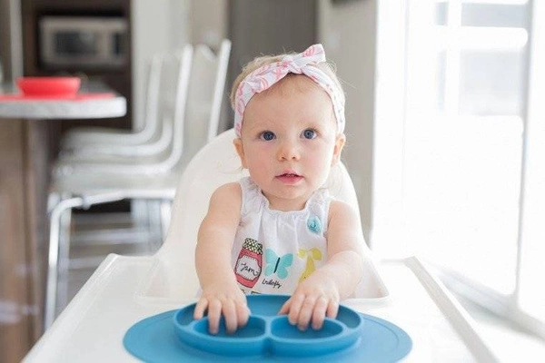 EZPZ - Silikonowy talerzyk z podkładką mały 2w1 Mini Mat niebieski