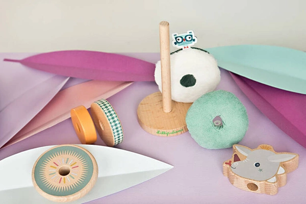 LILLIPUTIENS Drewniana układanka piramida z miękkimi elementami Smok Joe 12 m+