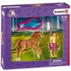 SCHLEICH 42361 Zestaw źrebię z akcesoriami koń 3+