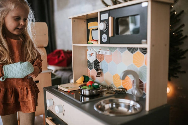 Janod - Duża drewniana kuchnia z dźwiękiem, światłem LED i 6 akcesoriami Mozaika 3-8 lat