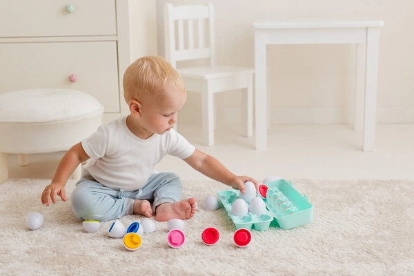 TULI FUN zabawka sensoryczna jajka zabawa kształtami sorter 12M+