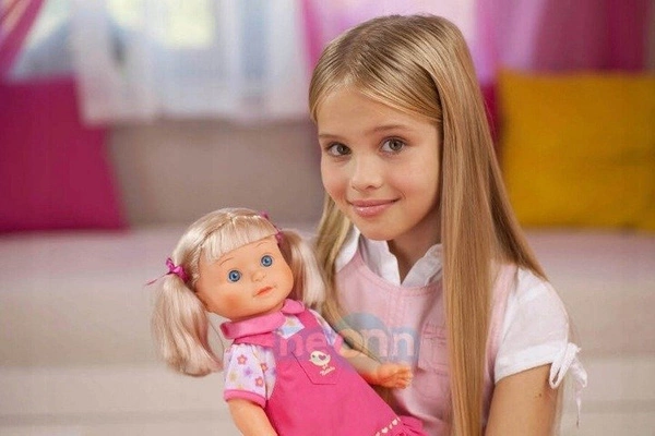 Natalia ze smartfonem lalka chodząca chodzi śpiewa