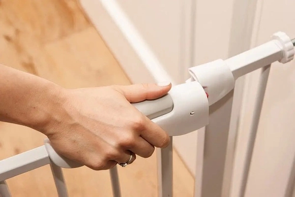 LIONELO Truus Barierka bramka ochronna na drzwi schody ROZPOROWA do 105 cm