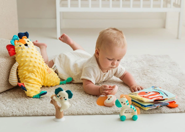 Zestaw Prezentowy JOLLY BABY Przytulanka Grzechotki Książeczka 5 elementów