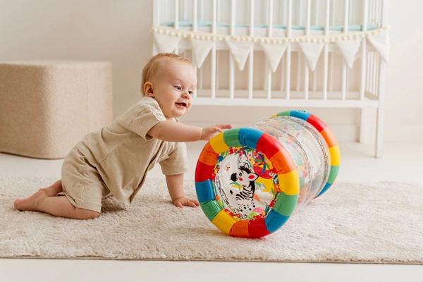 DUMEL Dmuchany roler do nauki raczkowania 44cm grzechoczące piłeczki