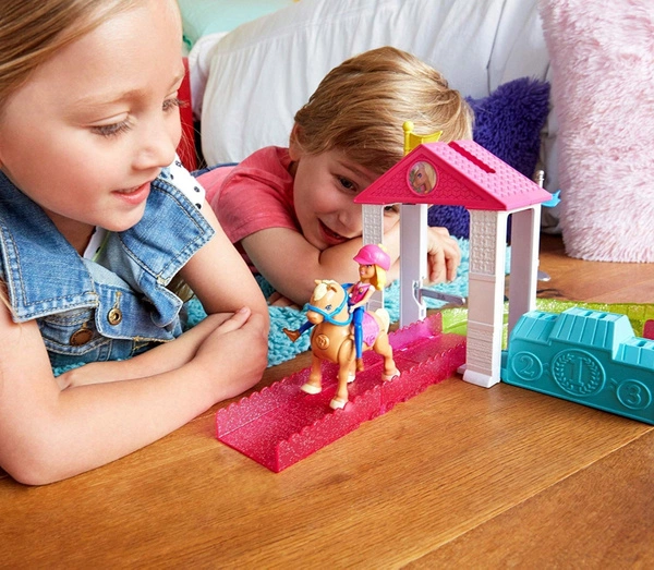 BARBIE ON THE GO WYŚCIG KUCYKÓW KOŃ FHV66 + LALKA