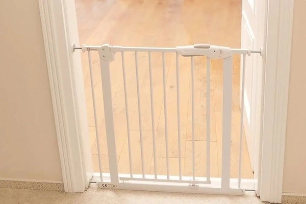 LIONELO Truus Barierka bramka ochronna na drzwi schody ROZPOROWA do 105 cm