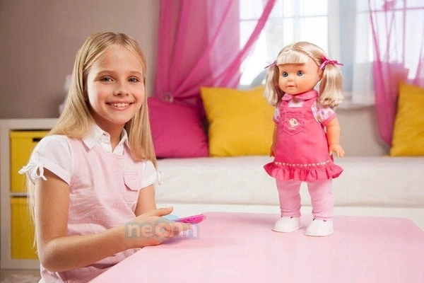 Natalia ze smartfonem lalka chodząca chodzi śpiewa