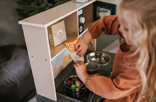 Janod - Duża drewniana kuchnia z dźwiękiem, światłem LED i 6 akcesoriami Mozaika 3-8 lat