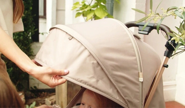 Wózek spacerowy lekki Cosatto Woosh 4 beżowy Whisper do 25 kg + akcesoria