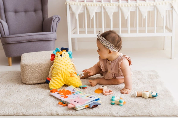 Zestaw Prezentowy JOLLY BABY Przytulanka Grzechotki Książeczka 5 elementów