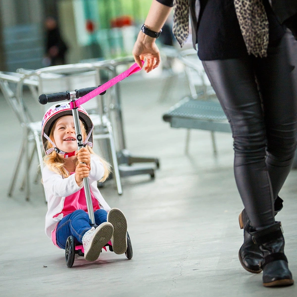 Różowy pasek Micro Scoot 'n Pull do ciągnięcia